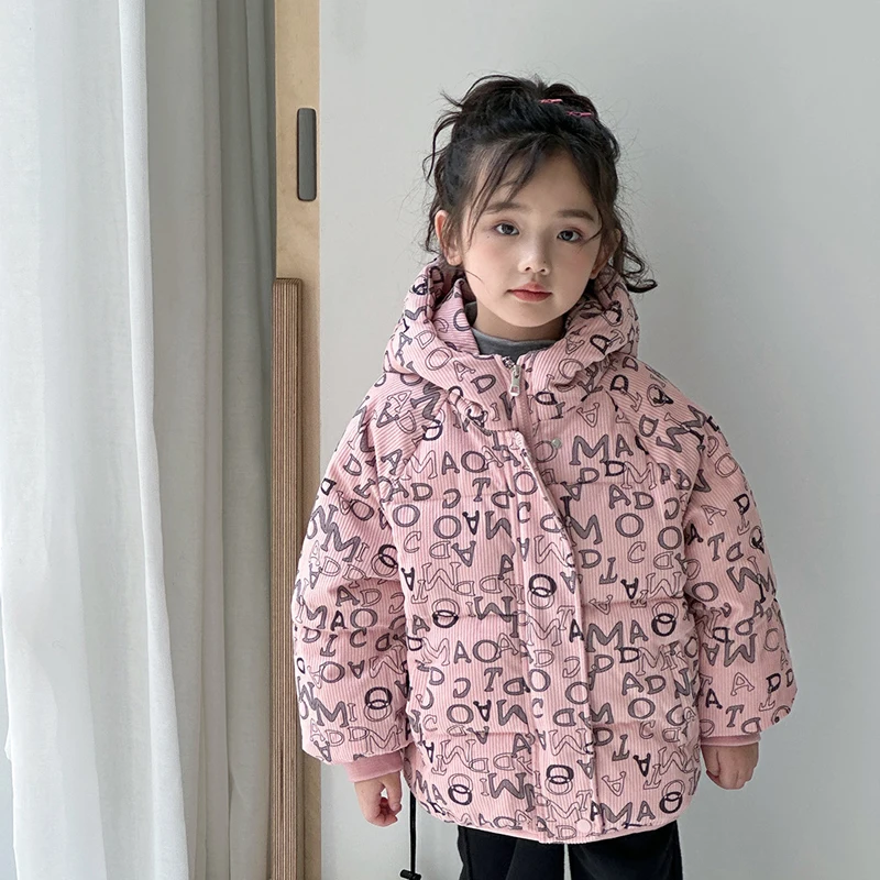 Зима для мальчиков и девочек плюс бархатная теплая куртка с капюшоном от 1 до 7 лет, корейская версия пуховика, утолщение, модная детская одежда 2023 года