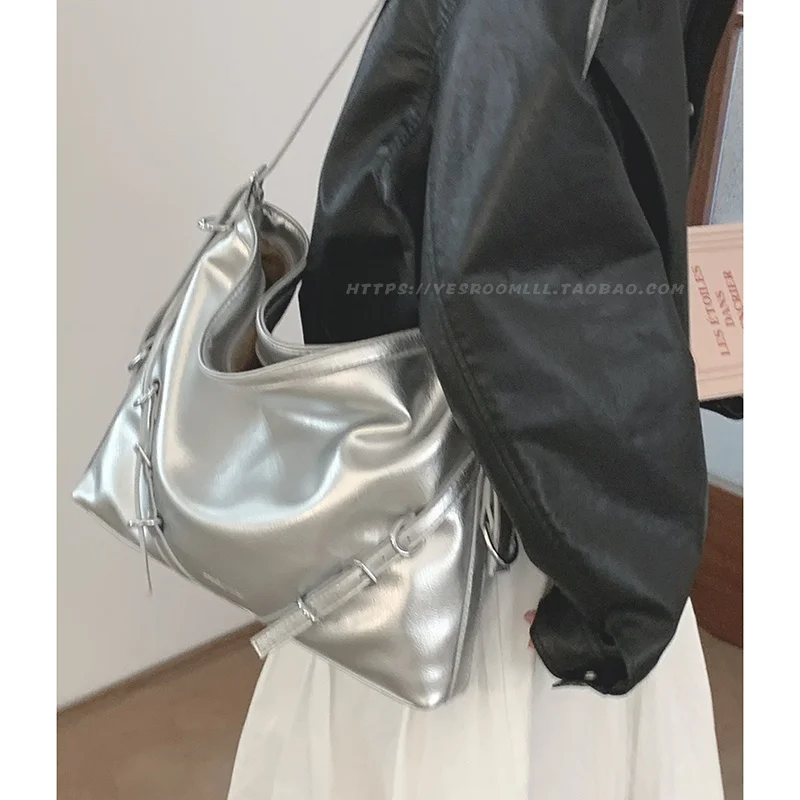 Модная Крутая мотоциклетная сумка Женская 2023 Новая модная модная сумка подмышками Нишевая текстура Большая вместительная сумка через плечо