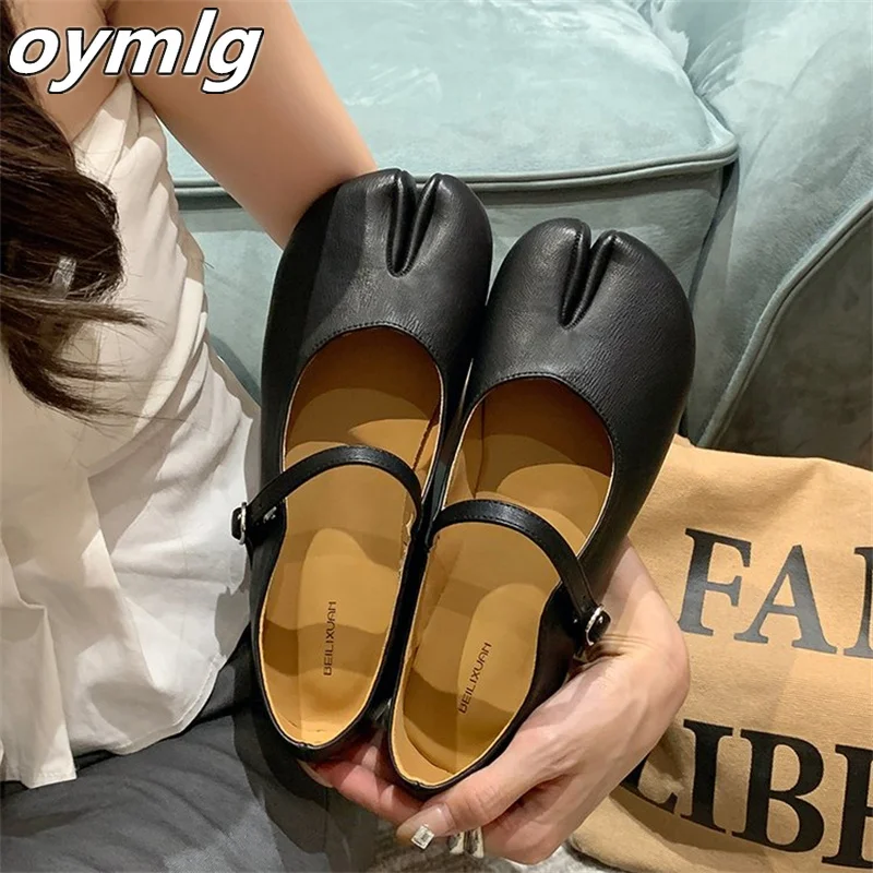 Новые женские туфли на плоской подошве с раздельным носком 2023 года выпуска с однолинейной пряжкой из мягкой кожи, маленькие кожаные туфли Изображение 4 
