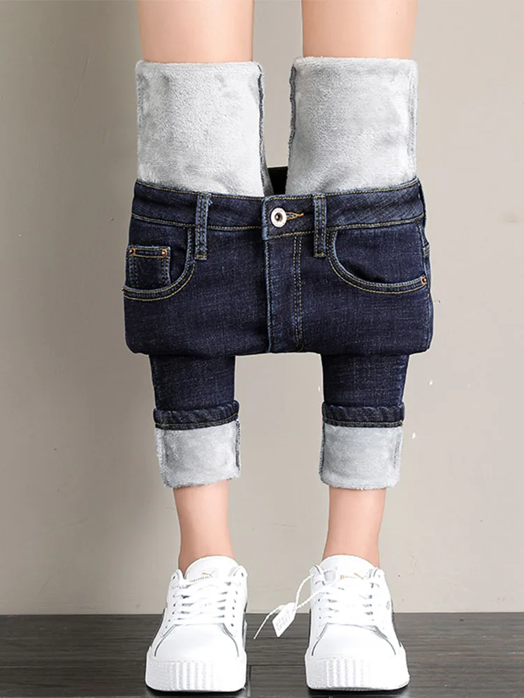 Утепленные и плюшевые джинсы для женщин зимой 2023 года, новые эластичные обтягивающие брюки с высокой талией и маленькими ножками, с бархатом снаружи