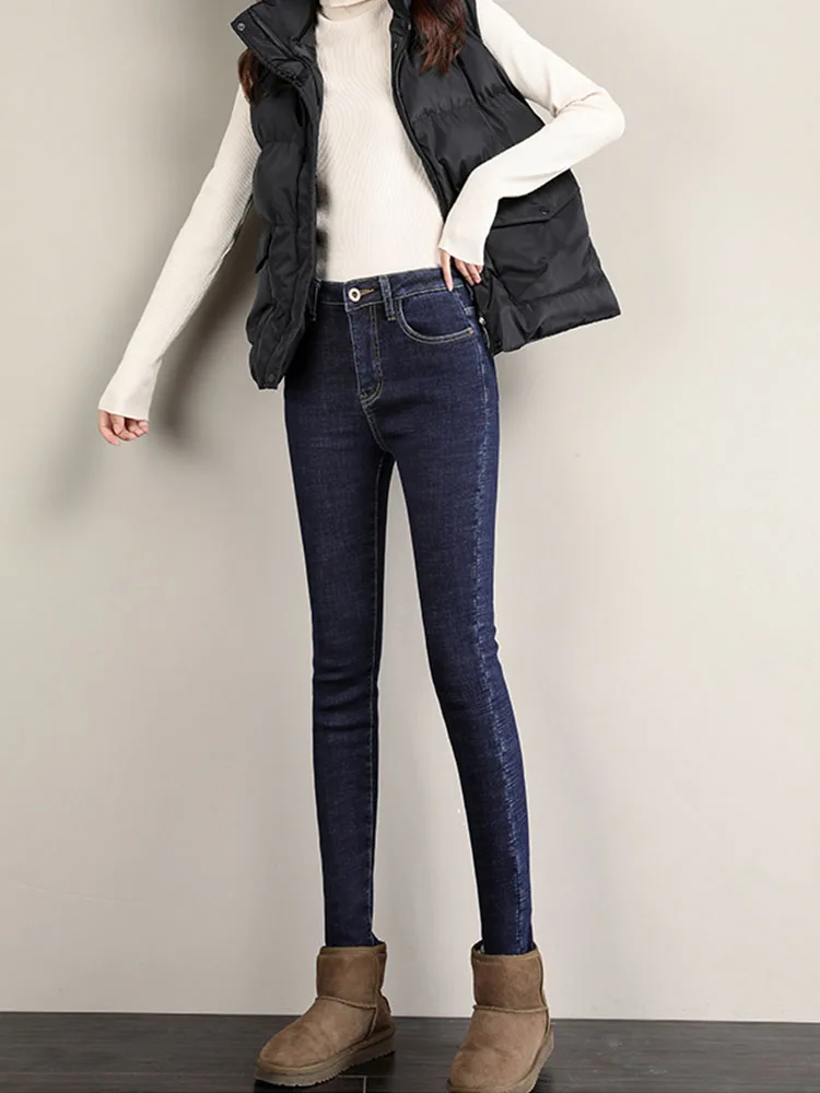 Утепленные и плюшевые джинсы для женщин зимой 2023 года, новые эластичные обтягивающие брюки с высокой талией и маленькими ножками, с бархатом снаружи Изображение 3 
