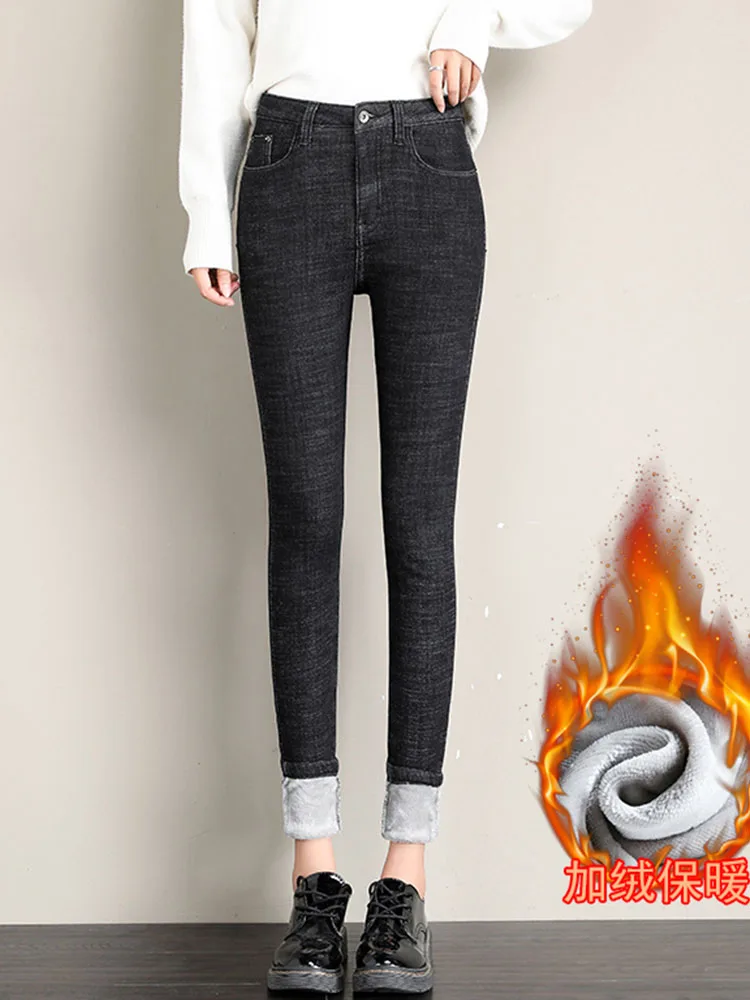 Утепленные и плюшевые джинсы для женщин зимой 2023 года, новые эластичные обтягивающие брюки с высокой талией и маленькими ножками, с бархатом снаружи Изображение 4 